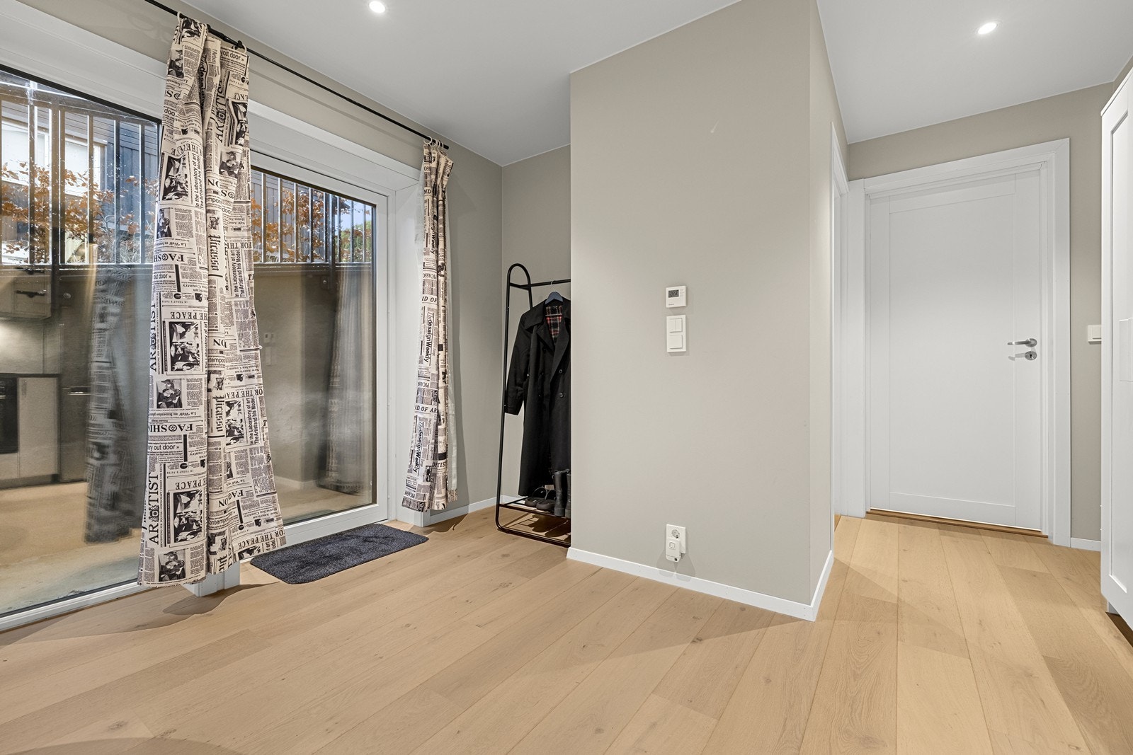 Enheten består av en åpen stue- og kjøkkenløsning, et soverom og et bad. Galleribilde