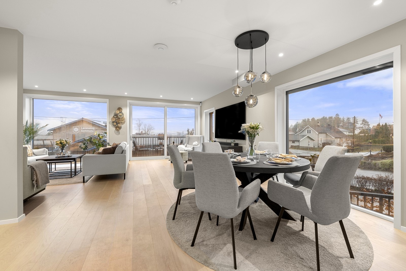 Den gjennomgående planløsningen med vinduer på tre av veggene gjør rommet godt belyst, det er parkett på gulv og downlights. Galleribilde