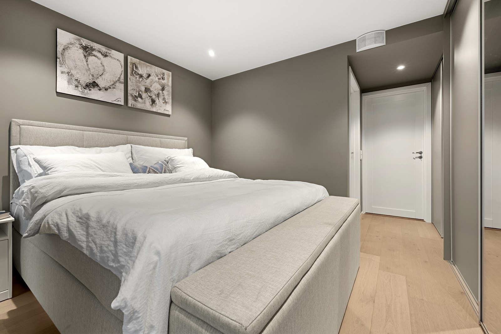 Romslig hovedsoverom malt i behagelige fargetoner, med plassbygd skyvedørsgarderobe fra Acme og eget en-suite baderom Galleribilde