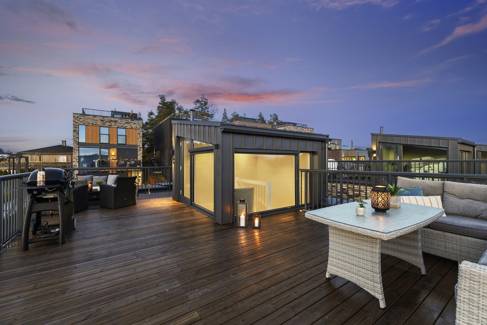 Belysning på takterrassen, integrert i gulvplankene Galleribilde