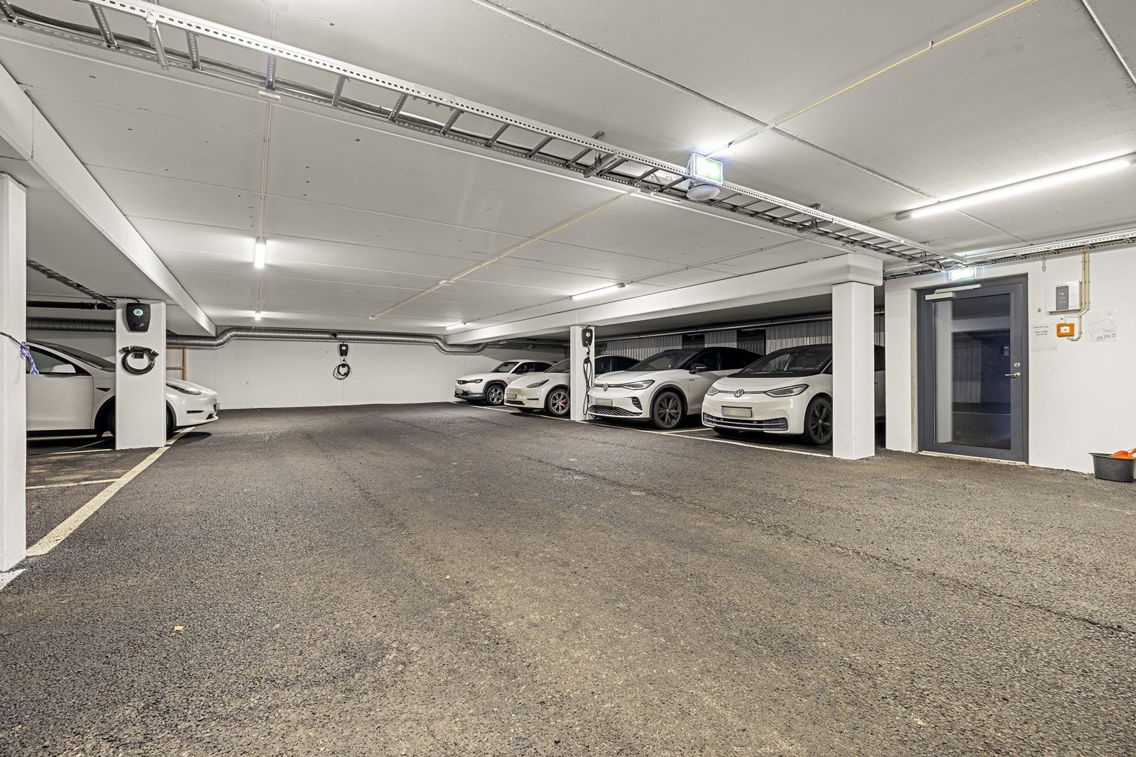 Det medfølger to faste biloppstillingsplasser og en bod på 9 m² i felles garasjeanlegg. Galleribilde