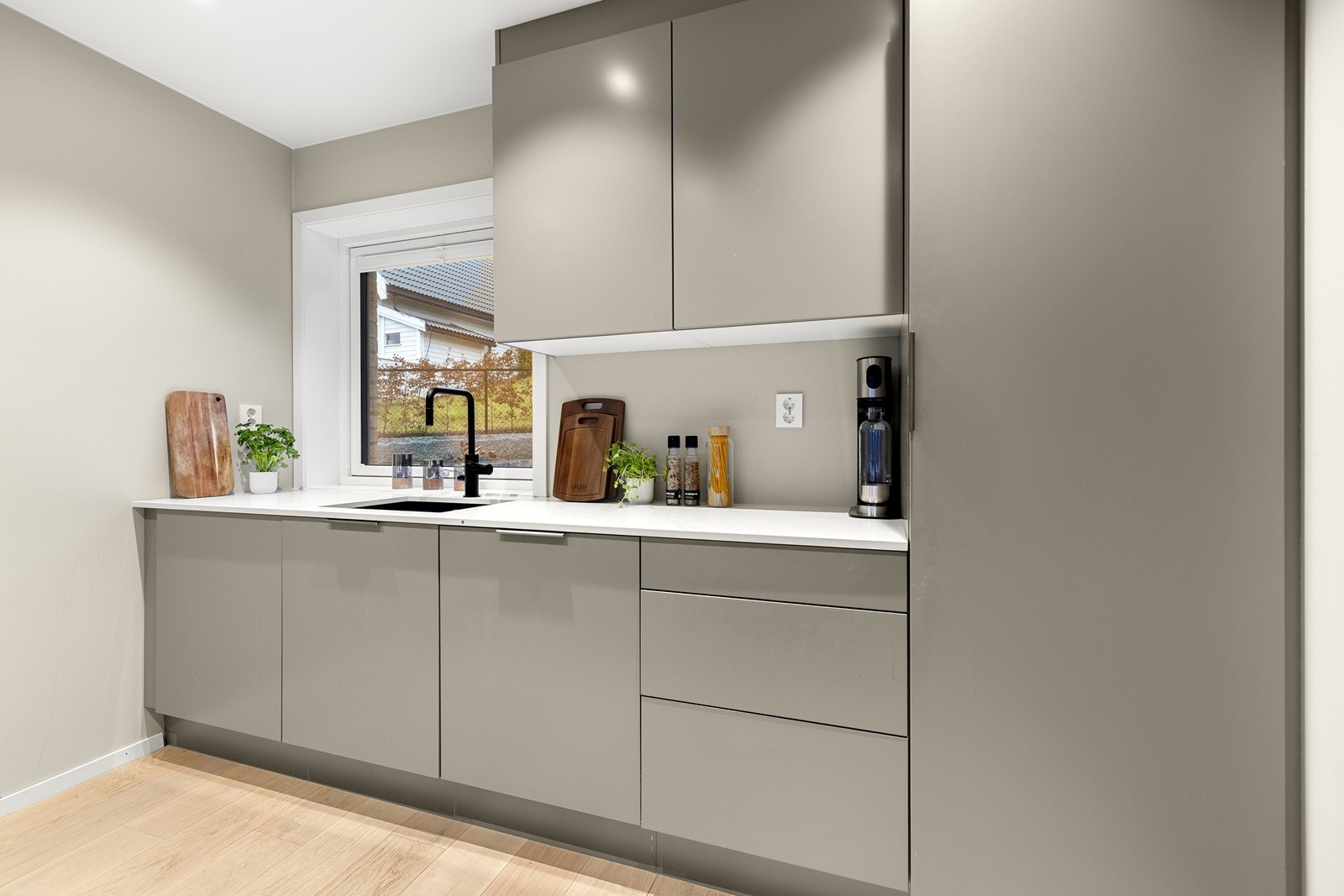 Kjøkkenet er utstyrt med integrerte hvitevarer fra Siemens, kjent for kvalitet og driftssikkerhet Galleribilde