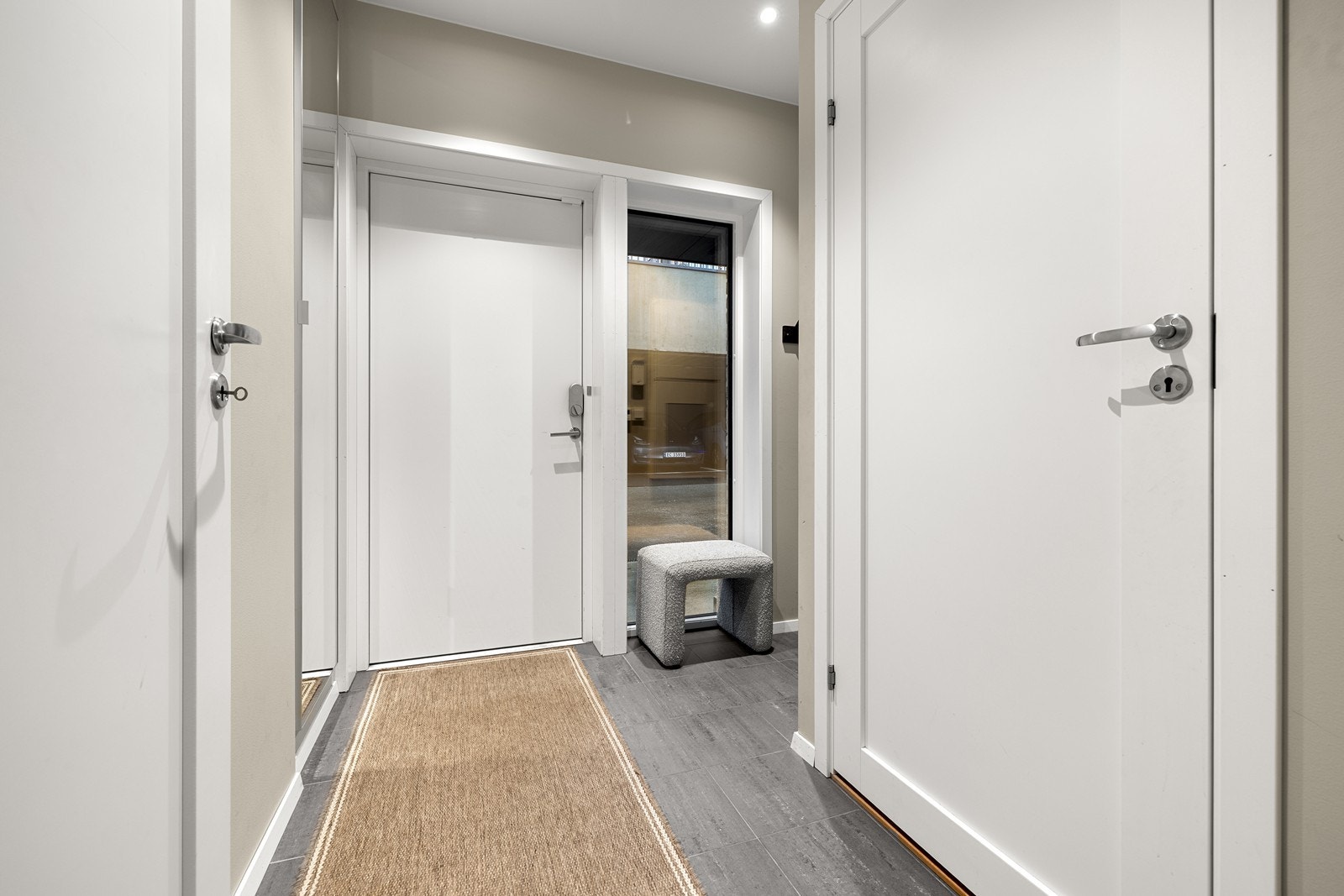 Inngangspartiet har flislagt gulv og gir et godt førsteinntrykk av boligen. Galleribilde