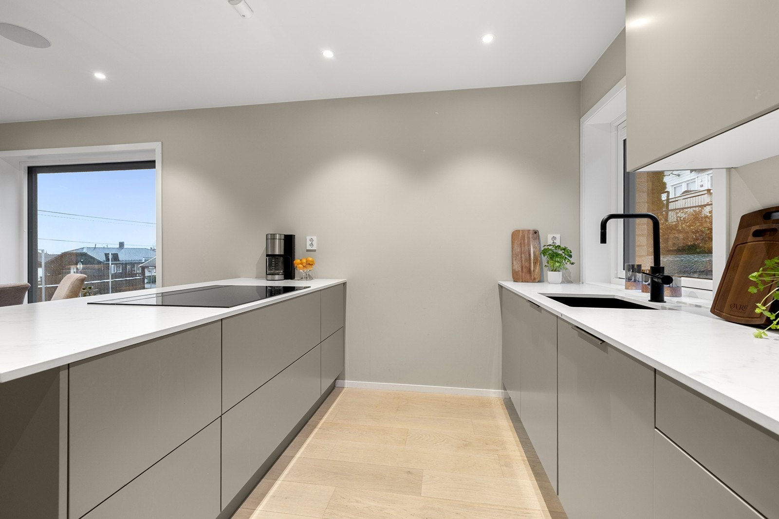 Innredningen framstår som funksjonell med god arbeidsplass og mye benkeplass. Galleribilde