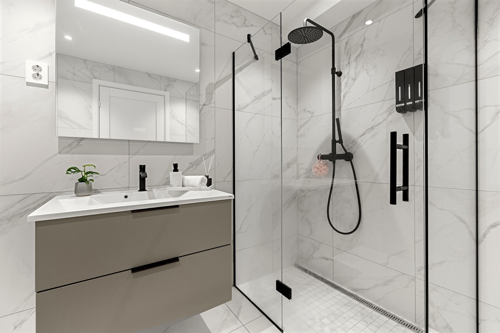 Moderne og delikat baderom med flislagte gulv og vegger. Galleribilde