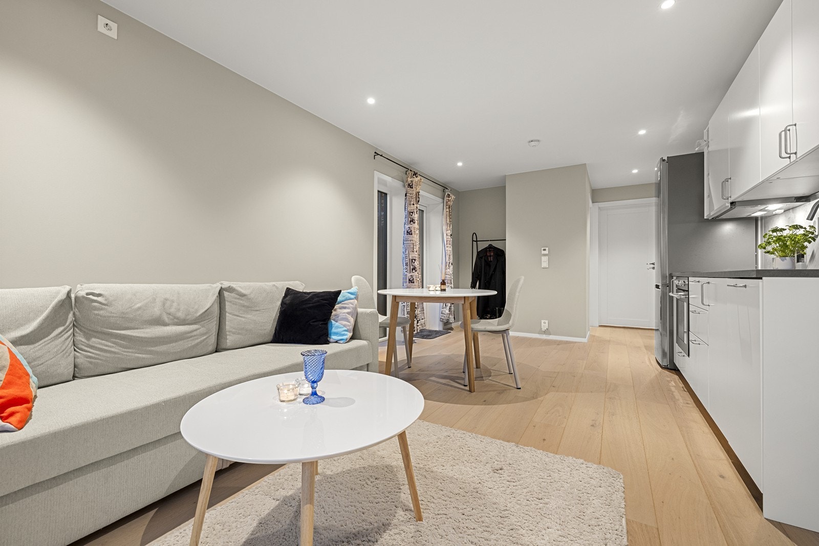 Åpen stue- og kjøkkenløsning, samt entré. Galleribilde