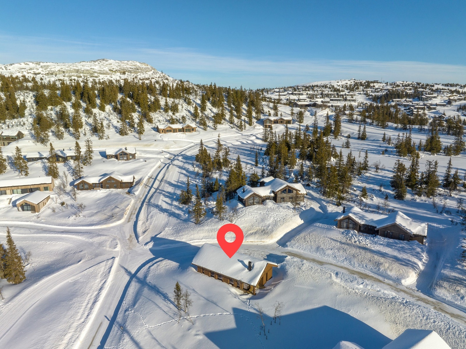 Eiendommen er høyt og fritt beliggende 930 moh. Ypperlig for ski-in/out, løypenettet med 600km langrennsløyper er lett tilgjengelig rett utenfor døra Galleribilde