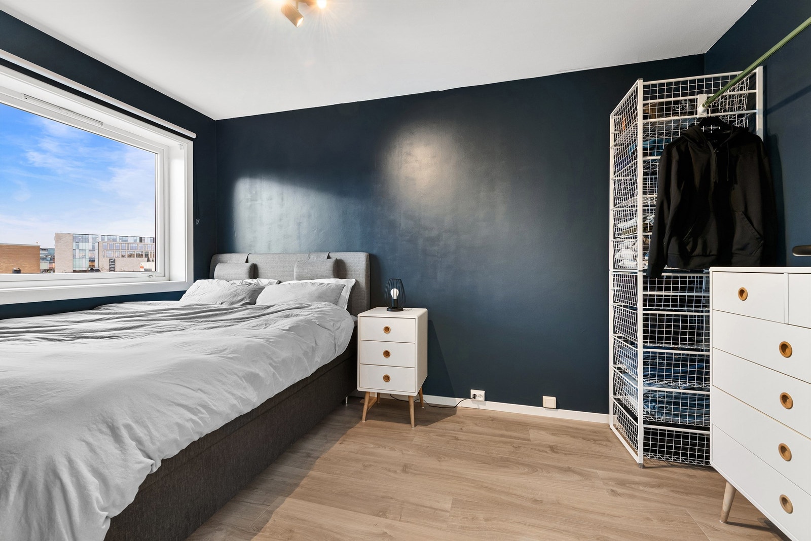 Soverom med nyere laminatgulv Galleribilde