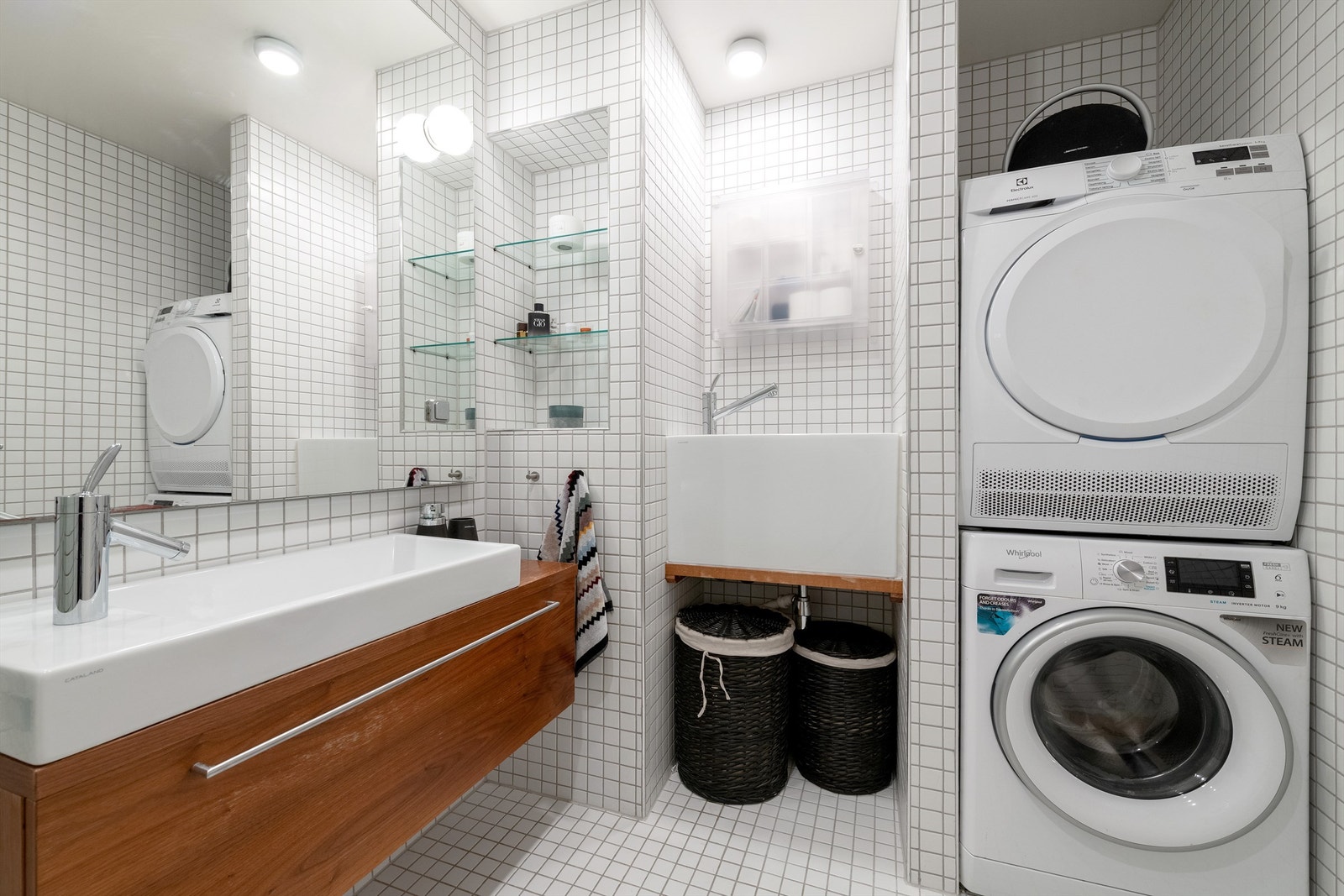 Egen vaskenisje på badet med plass til vaskemaskin og tørketrommel samt utslagsvask Galleribilde