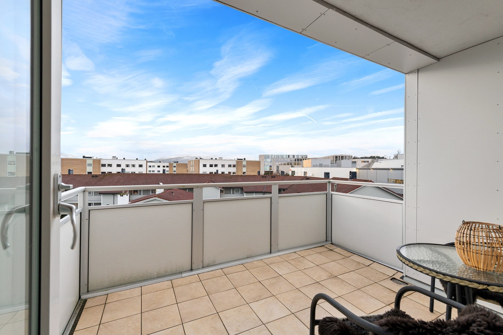 Dels overbygd balkong mot sydvest med flott utsikt Galleribilde