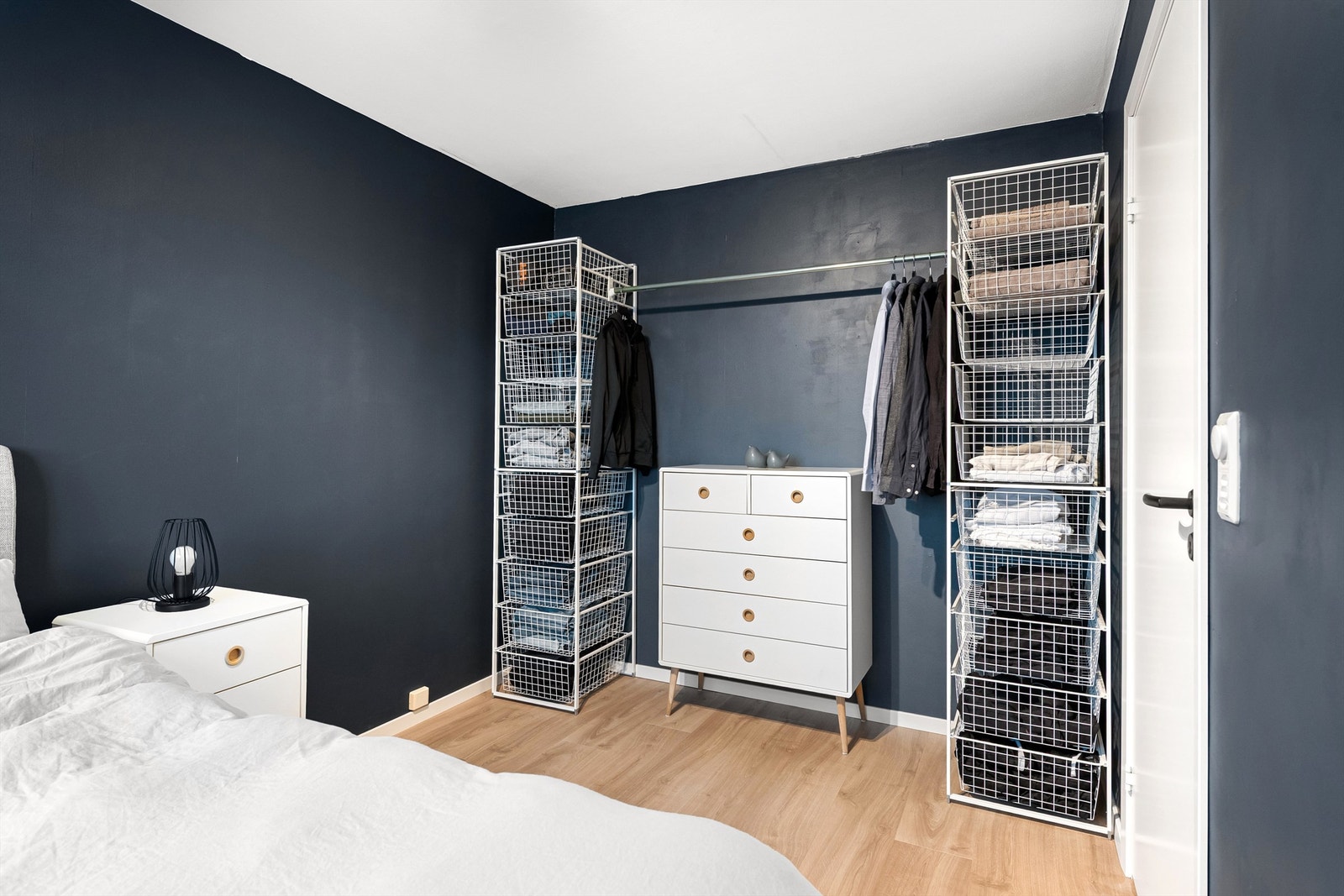 Åpen garderobeinnredning på soverom Galleribilde