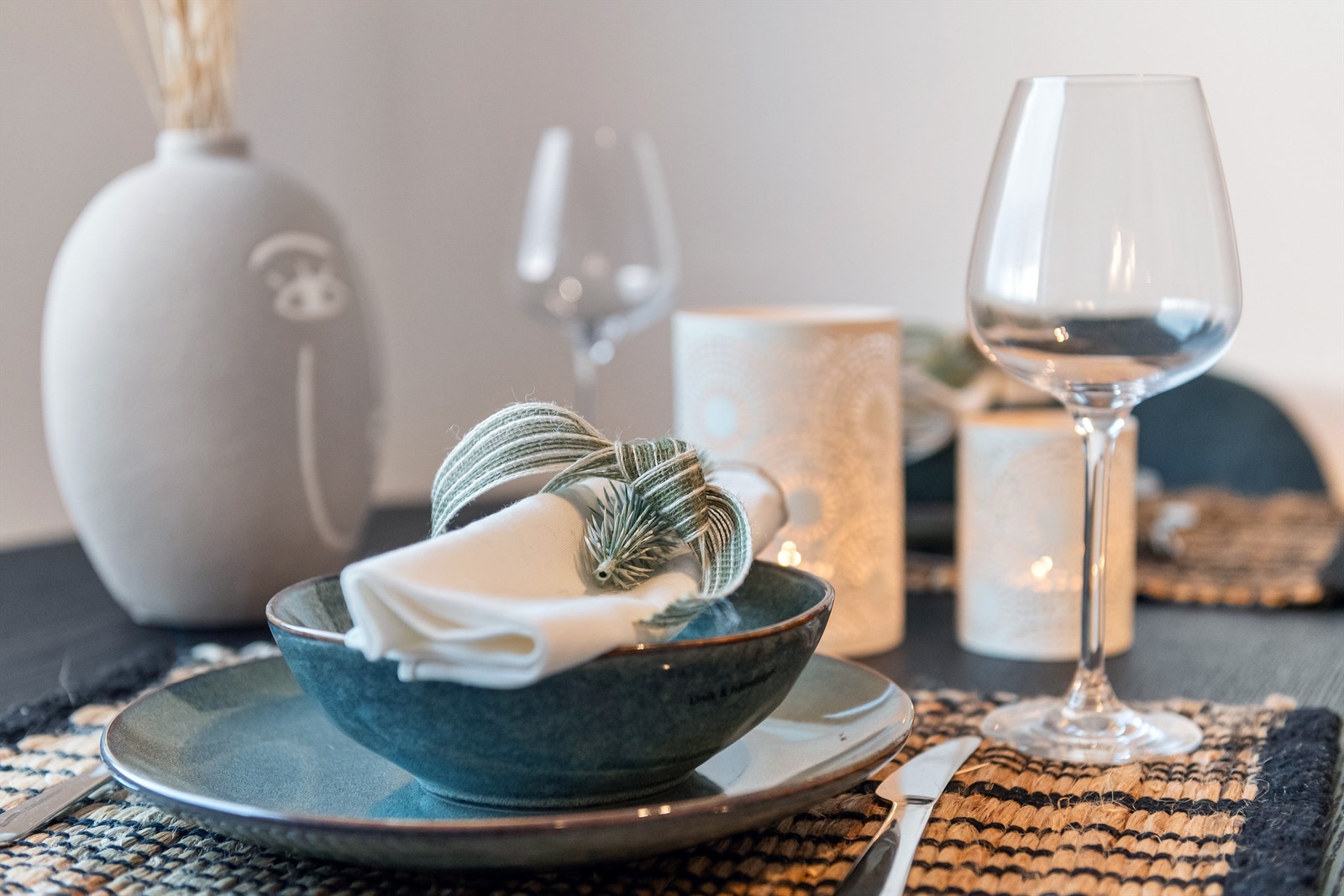 Detaljefoto fra spisebord på kjøkken Galleribilde