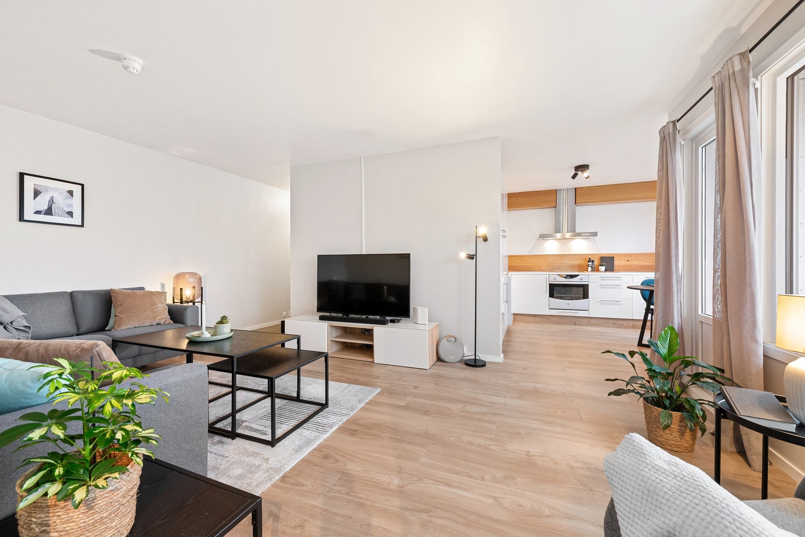 Fra stue mot kjøkken og utgang til vestvendt balkong Galleribilde