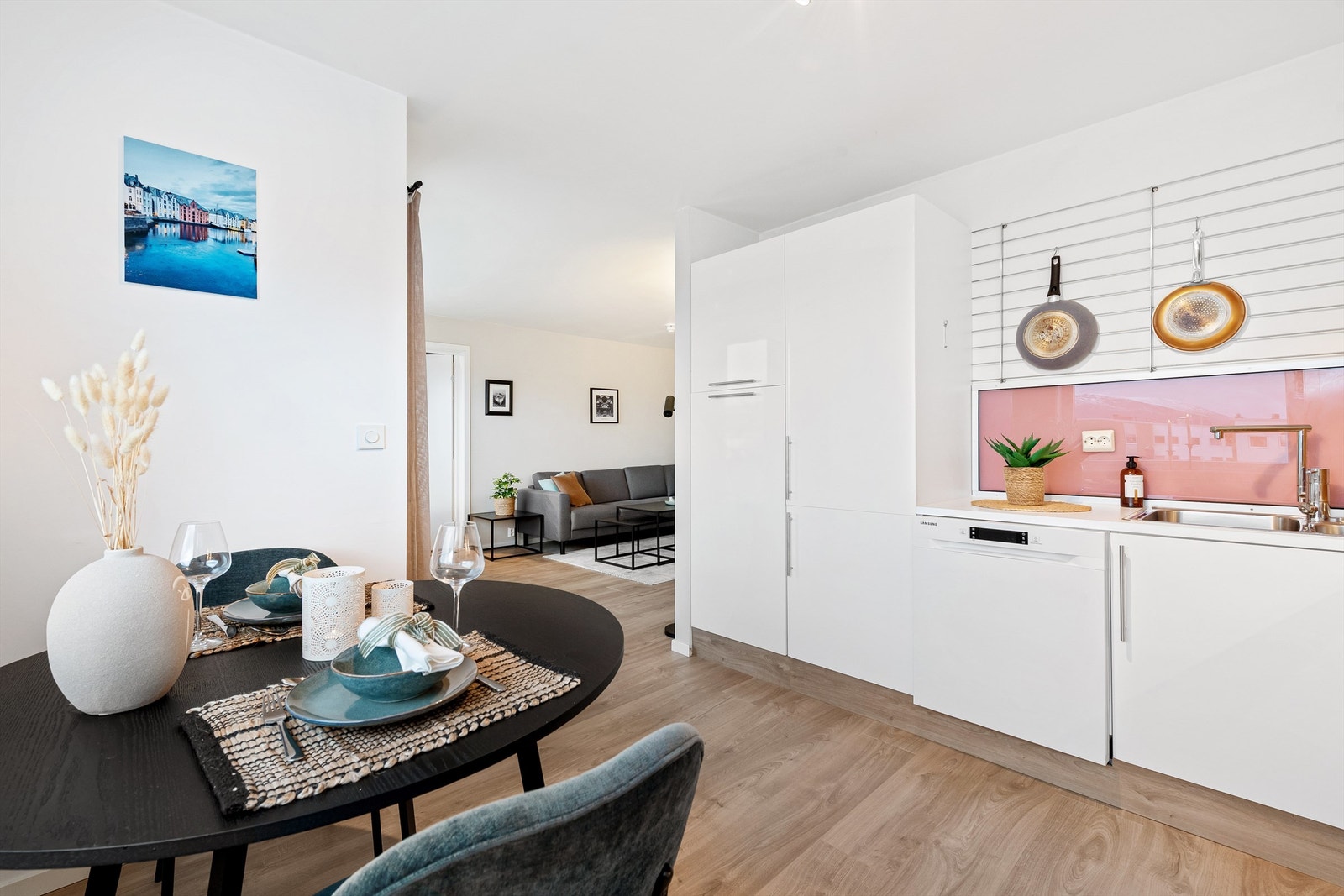 Det er god plass til spisebord på kjøkkenet Galleribilde