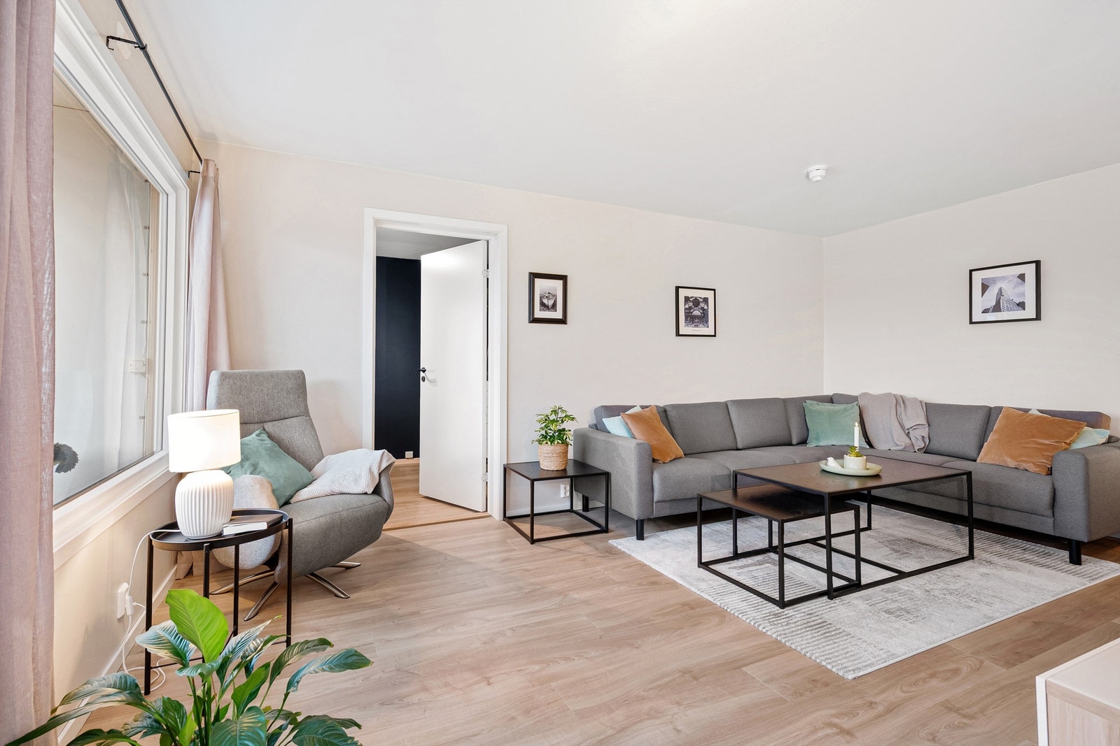 Sofakrok på stue og adkomst til soverom Galleribilde