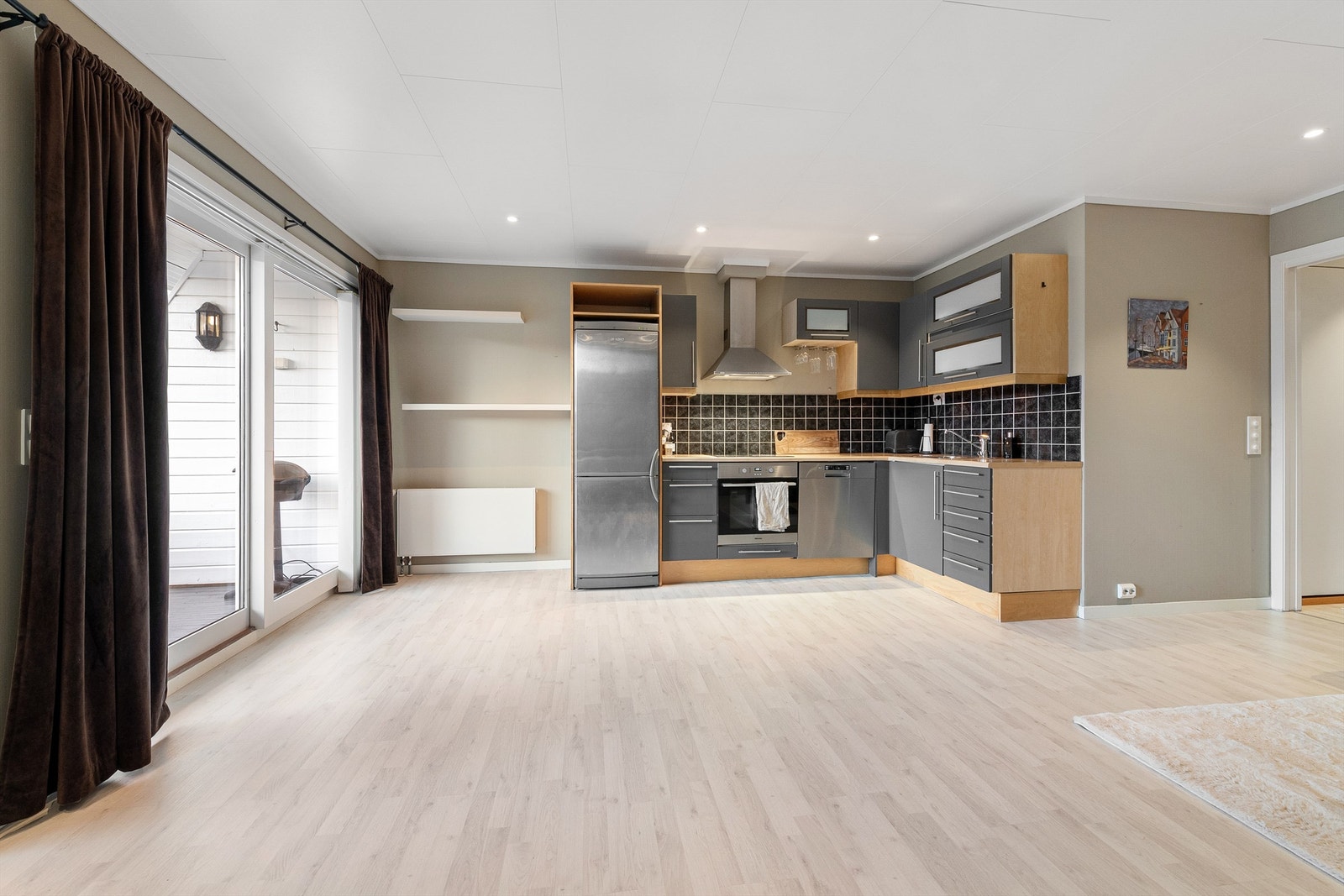 Åpen stue og kjøkkenløsning med god plass til både spisebord og sofagruppe Galleribilde