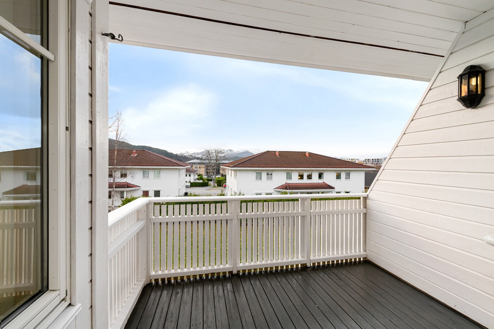 Innskutt skjermet balkong på 5 kvm med flott utsikt mot Sunnmørsfjella Galleribilde