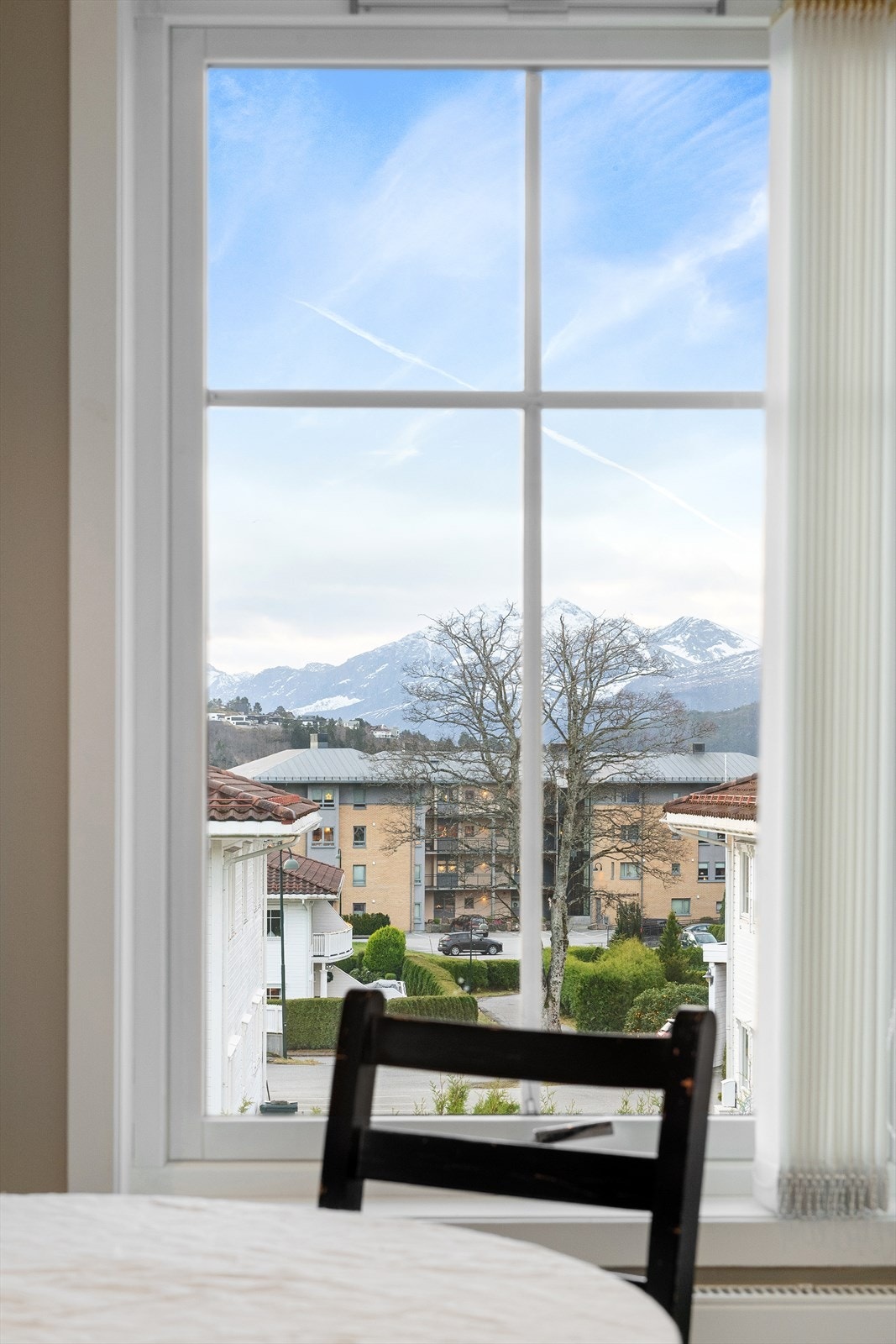 Flott utsikt mot Sunnmørsalpane fra spiseplassen på stuen Galleribilde