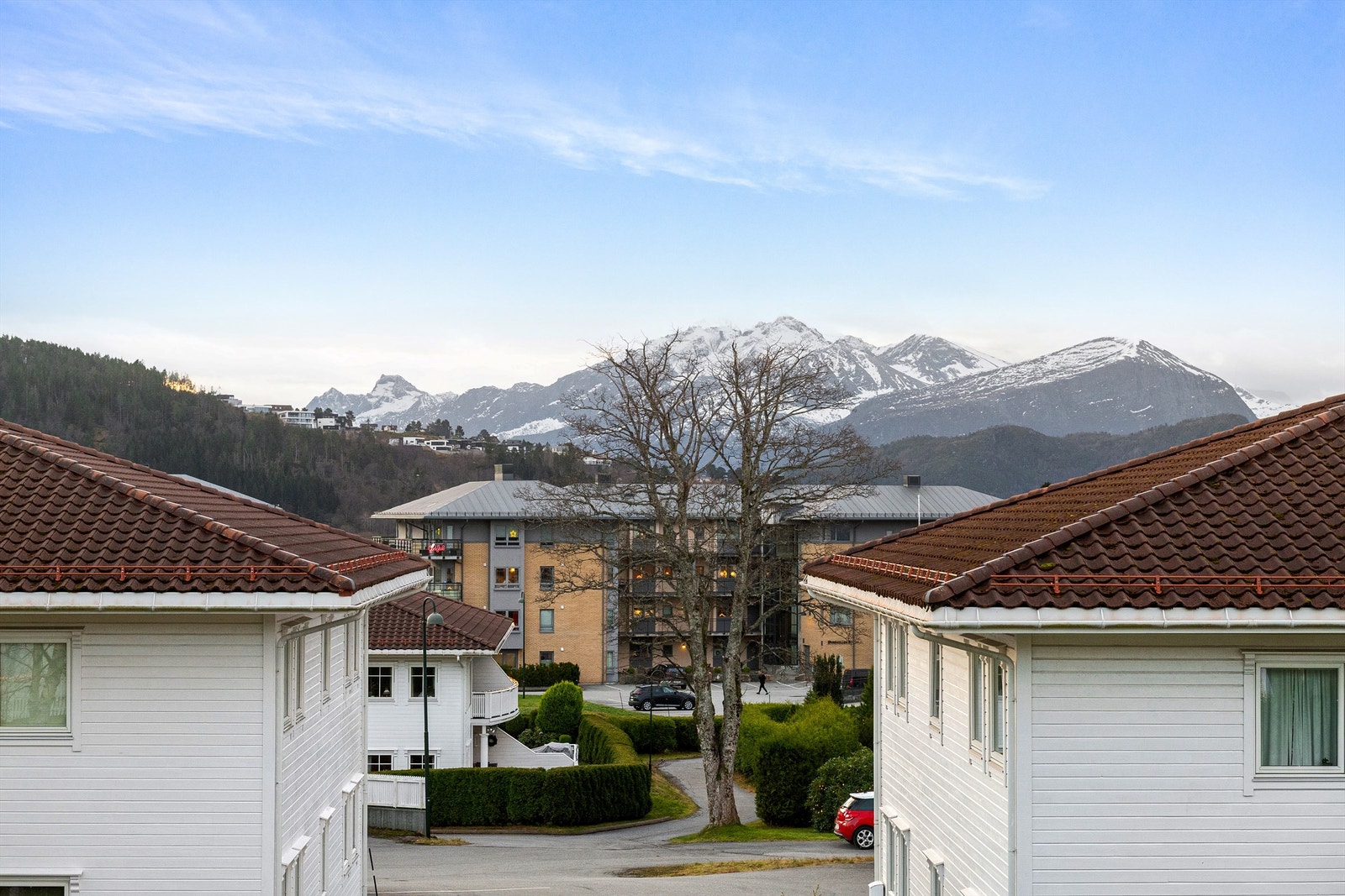 Flott utsikt mot Sunnmørsfjella i syd fra leiligheten Galleribilde
