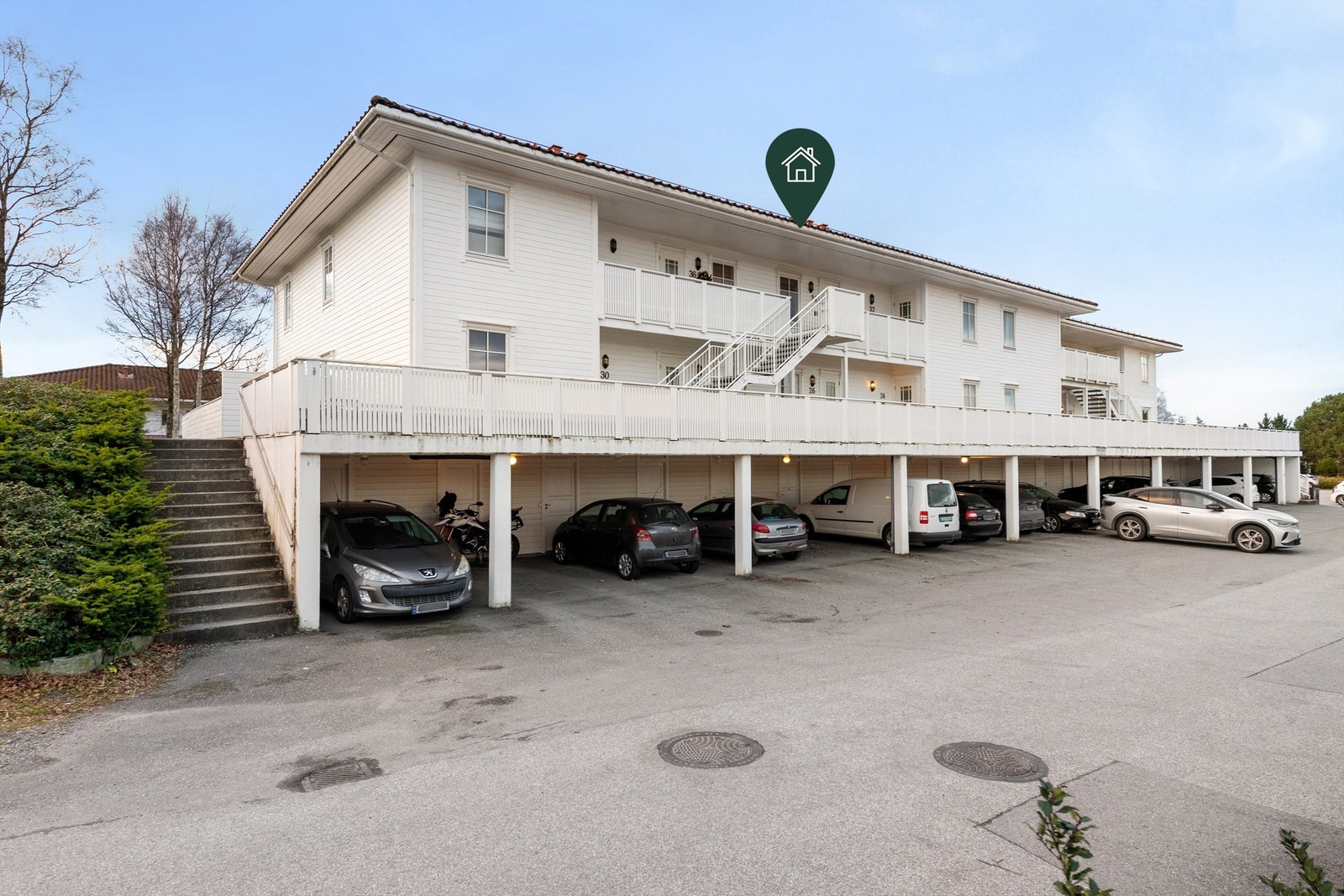 Fasade av sameietmed carportanlegg og boder i underetasjen Galleribilde