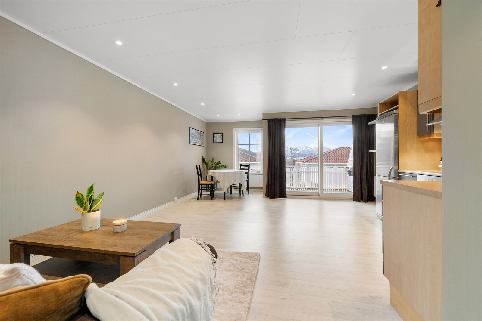 Stue og kjøkken i åpen løsning Galleribilde