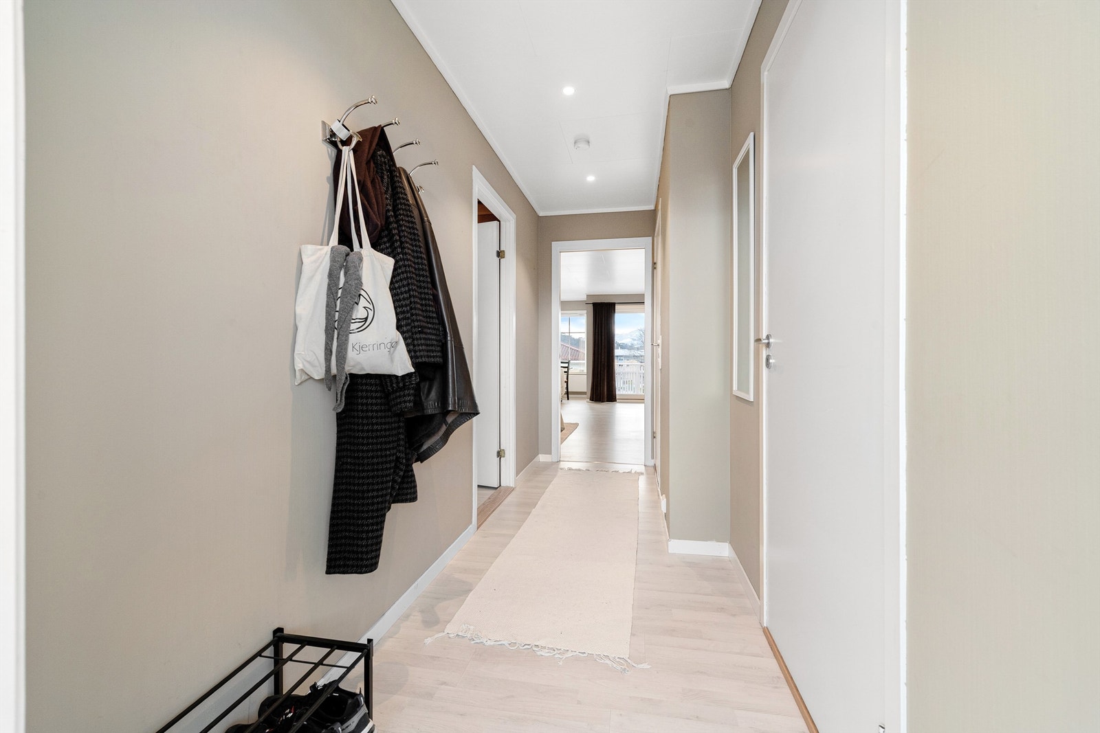 Entre med lyse overflater og hvite glatte innerdører Galleribilde