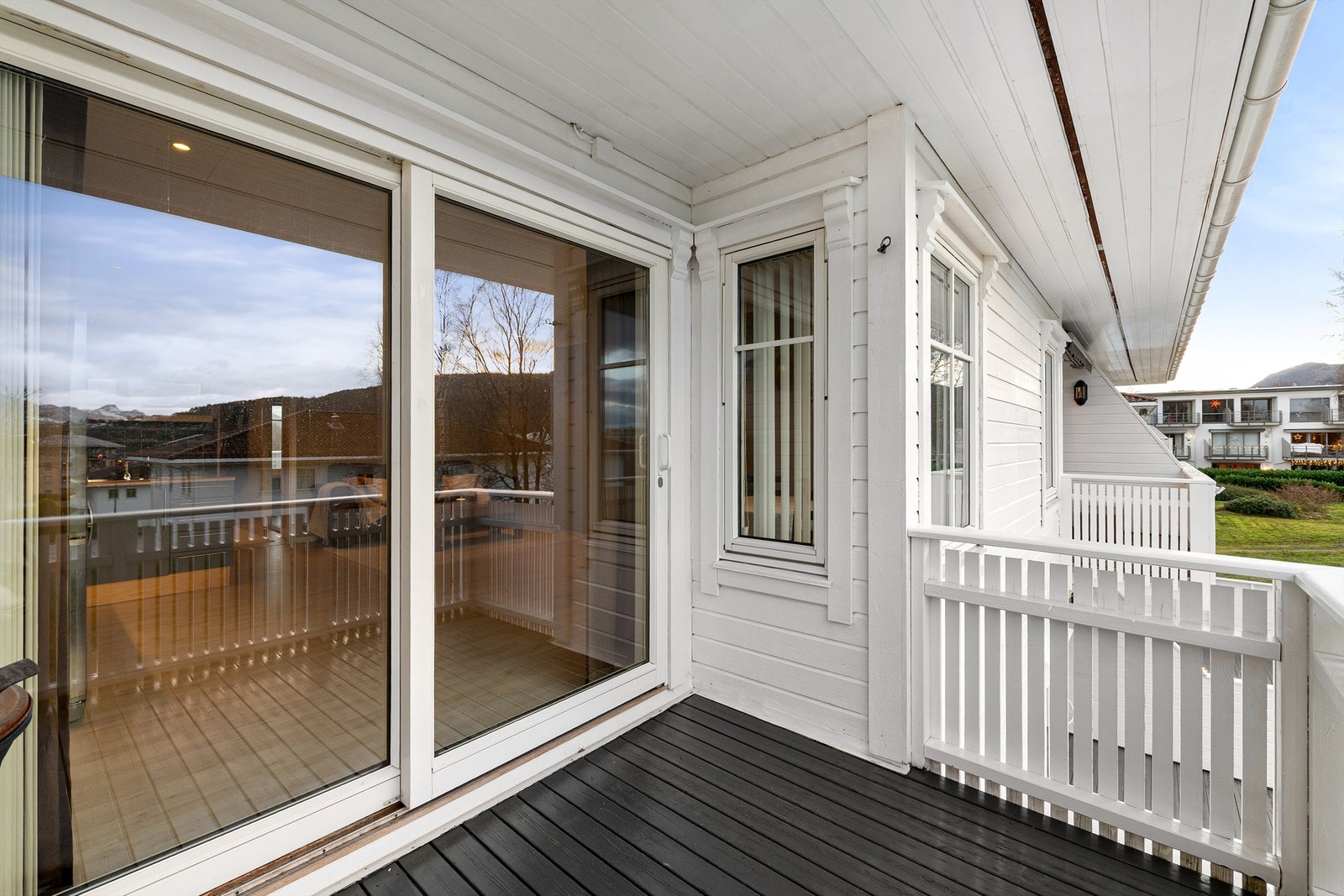 Overbygd og inntrykket balkong med adkomst vi skyvedør fra stue Galleribilde