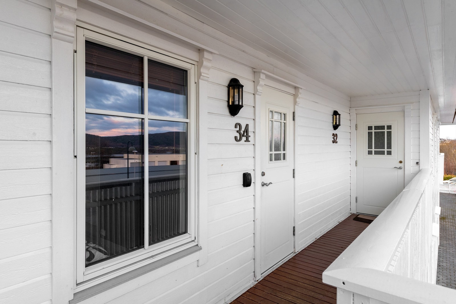 Overbygd inngangsparti til leiligheten mot nord Galleribilde