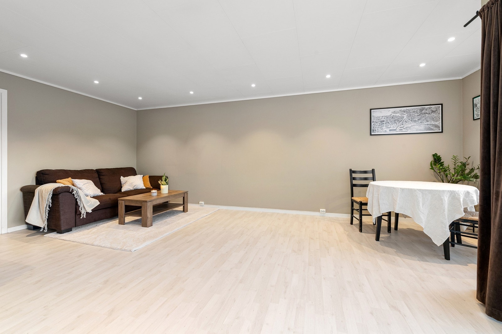 Det er god plass til både sofagruppe og spisestue på stuen Galleribilde