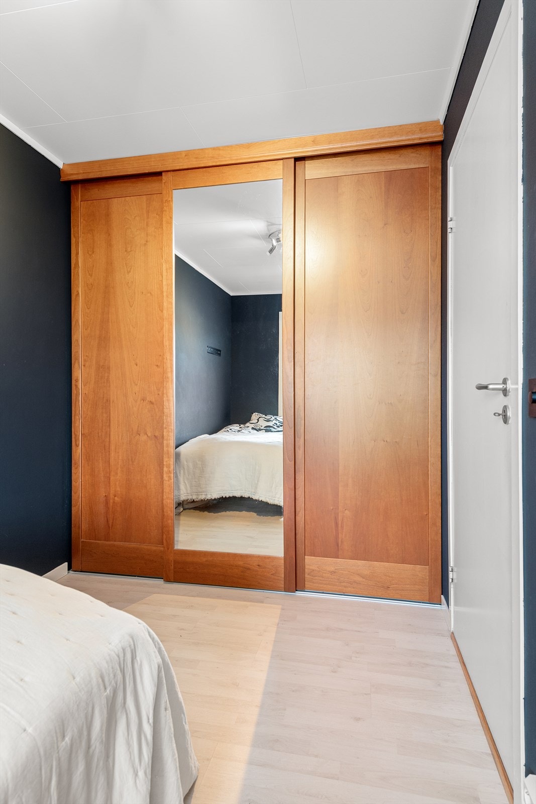 Skyvedørsgarderobe med 3 dører, hvorav 1 speildør som gir en god romfølelse Galleribilde