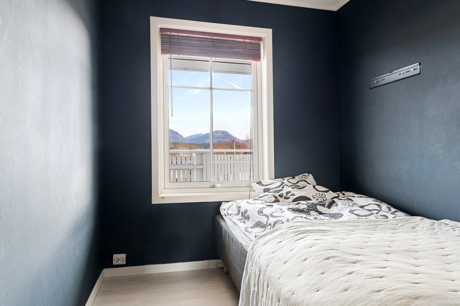 Soverom vendt mot nord. Persienner i vindu Galleribilde