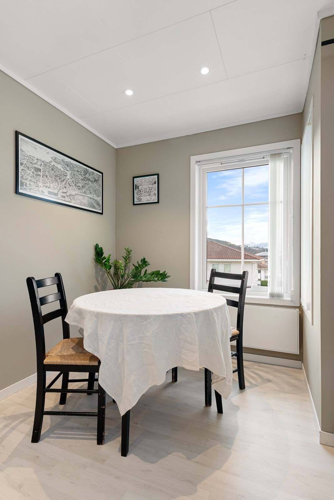 Spiseplassen på stuen er plassert ved vindu med flott sydvendt utsikt Galleribilde