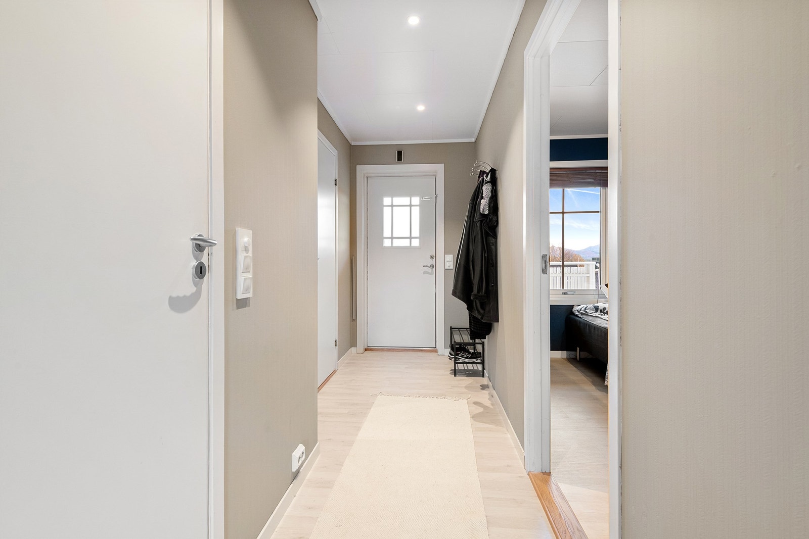 Inngangsparti og entre med inngang via trapp fra nord Galleribilde