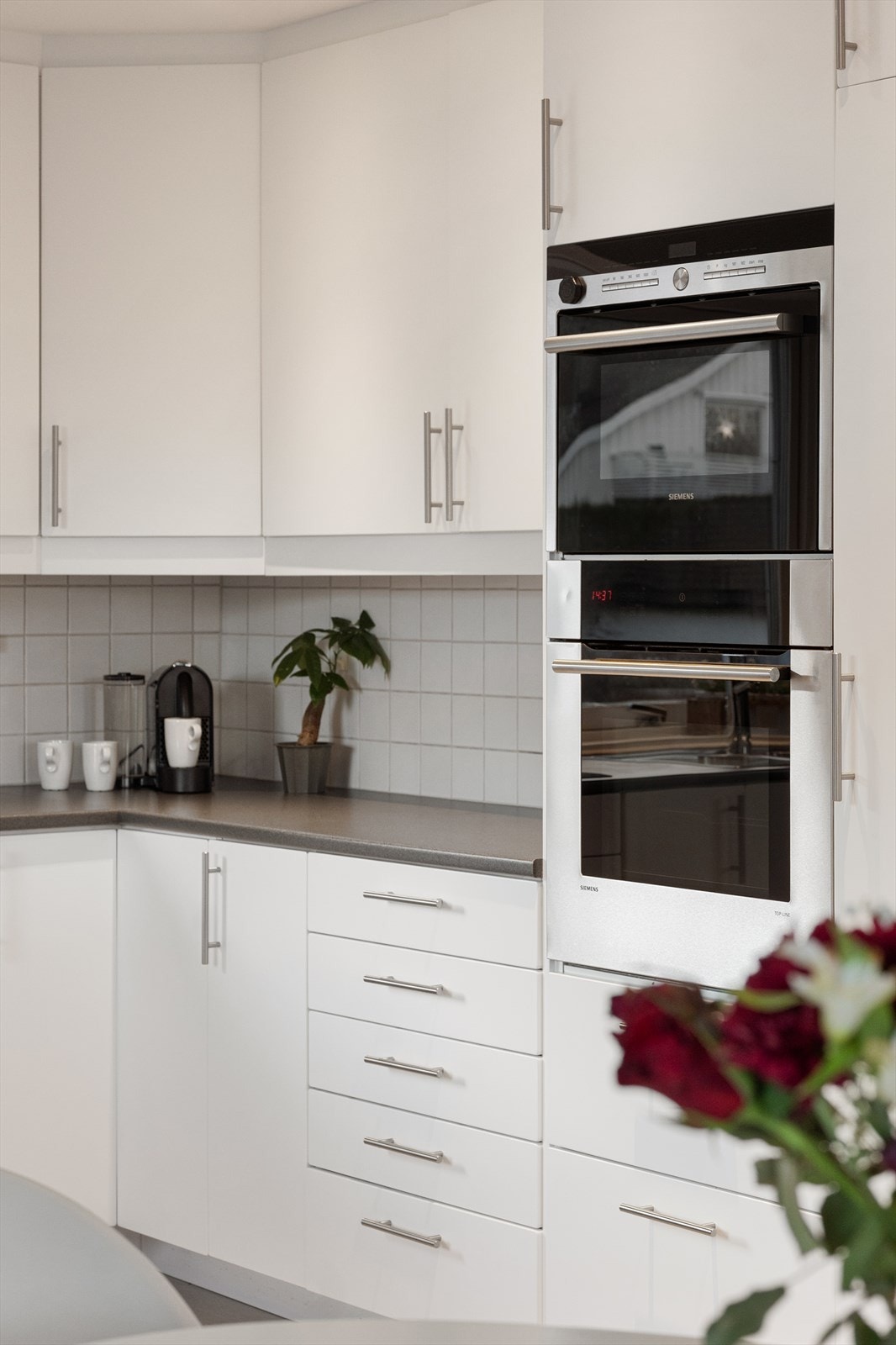 Integrerte hvitevarer inkluderer stekeovn, mikrobølgeovn og induksjonstopp. Galleribilde