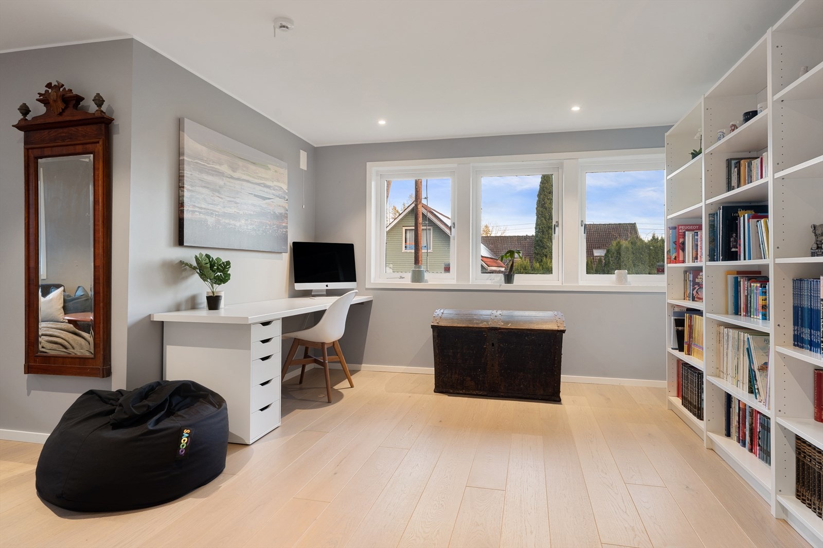 Et av rommene er i dag innredet som et lyst og trivelig hjemmekontor. Galleribilde