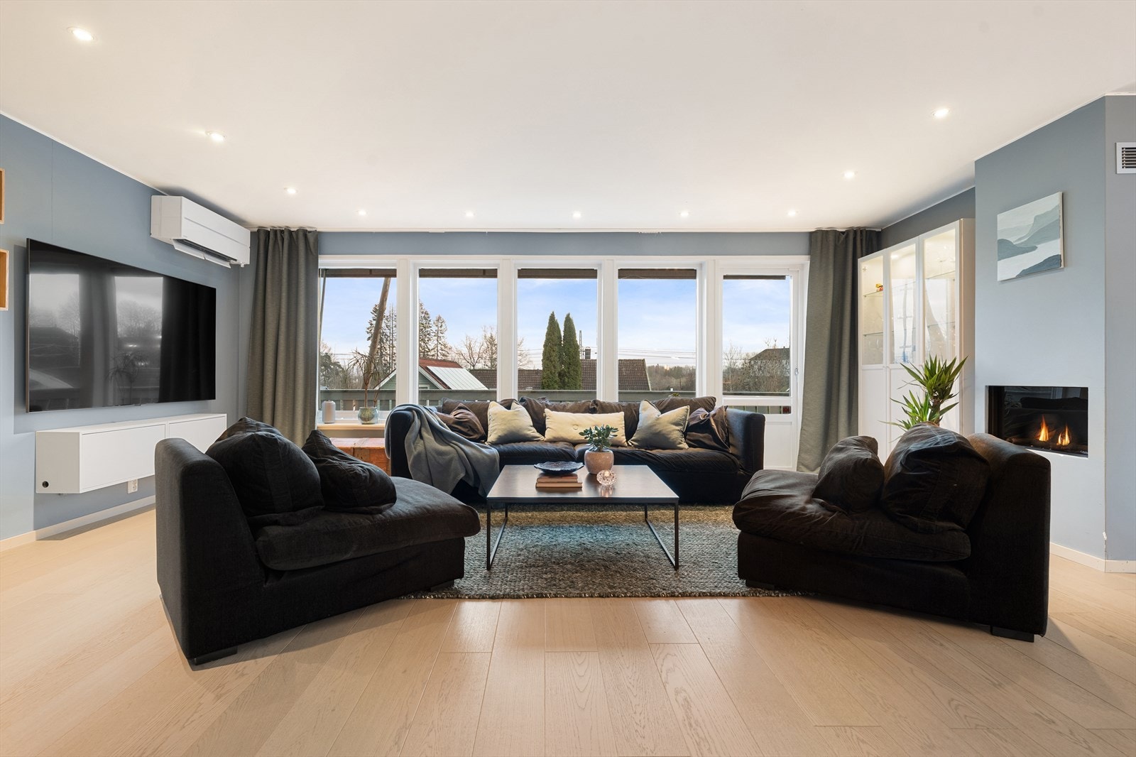 Hovedplanet er sentrert rundt en åpen løsning for stue og kjøkken, med store vindusflater. Galleribilde