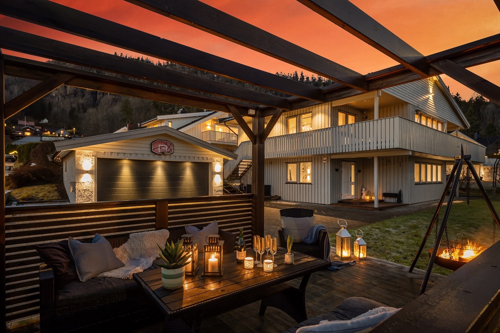 Her er det god plass til en sittegruppe for å nyte kveldene utendørs. Galleribilde