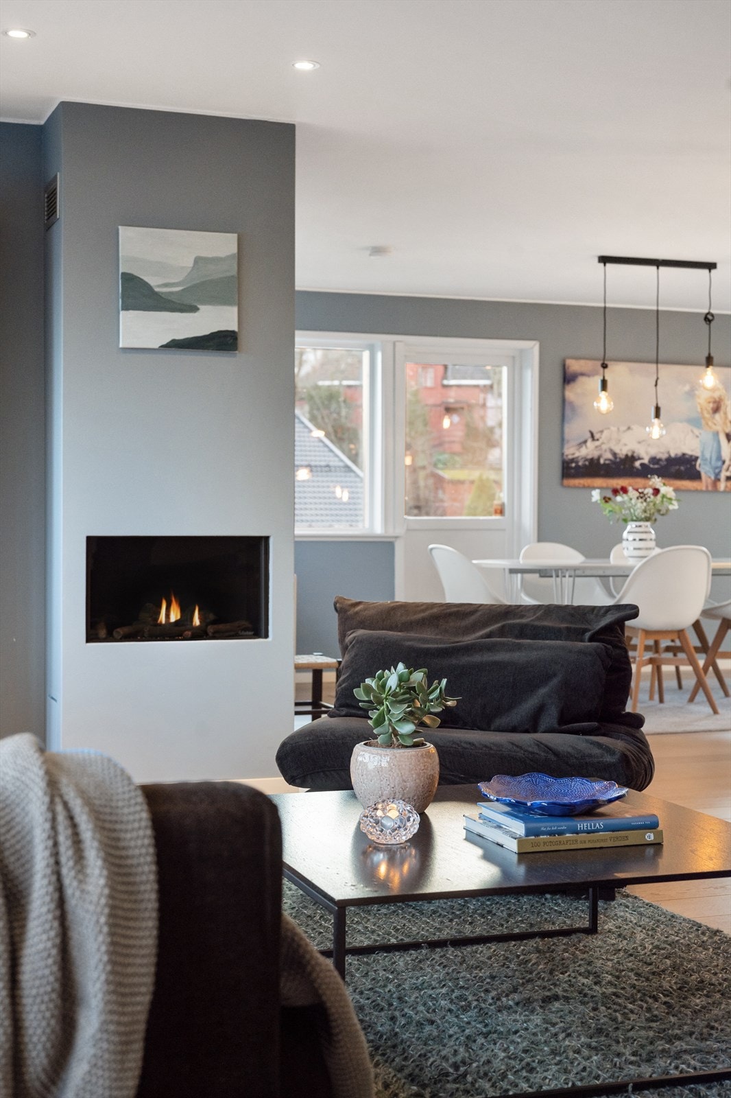 Den moderne gasspeisen skaper en lun atmosfære i stuedelen. Galleribilde