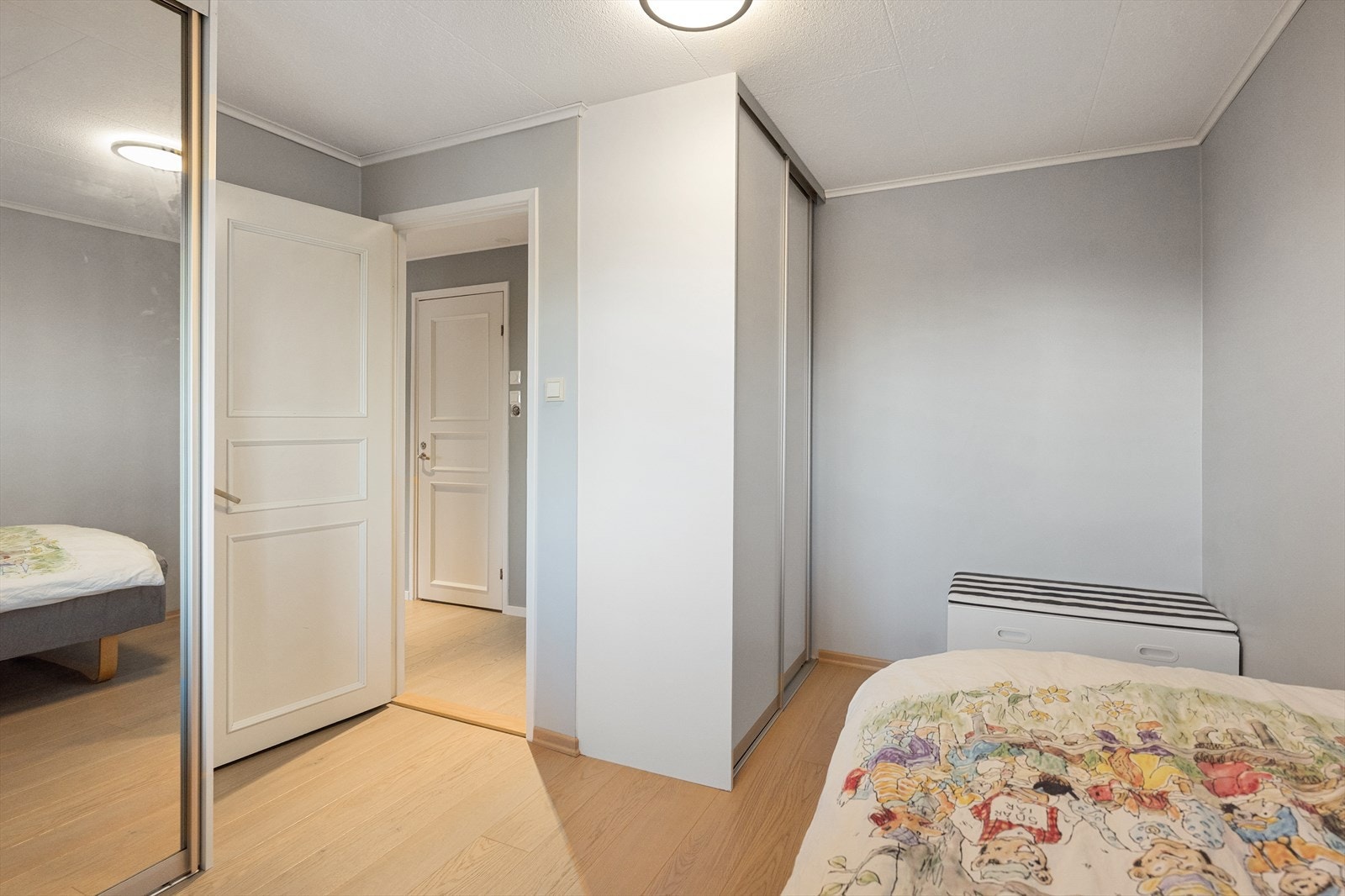 Praktisk lagring i innebygget skyvedørsgarderobe med speilfronter. Galleribilde