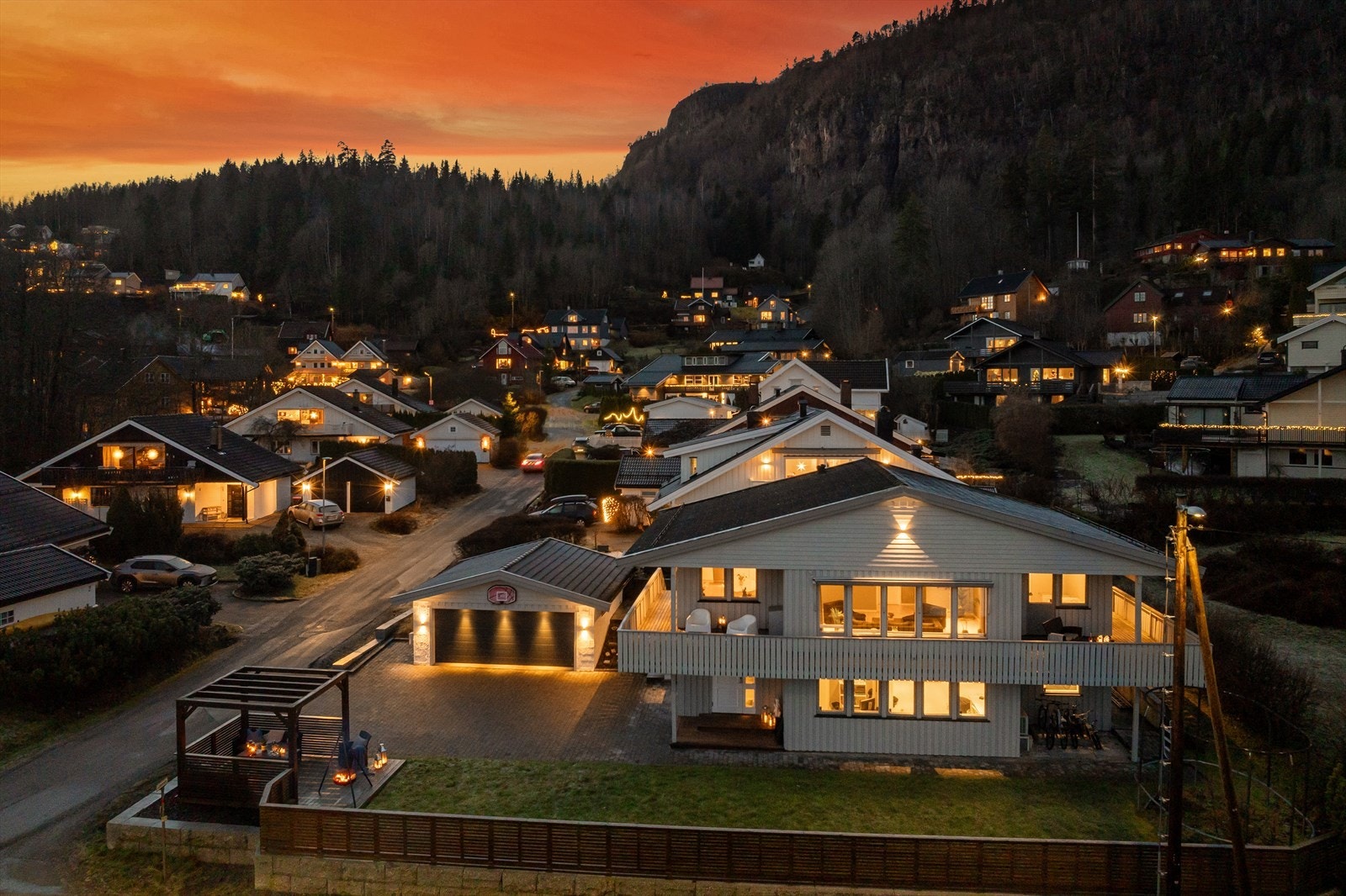 Eiendommen ligger i et etablert og familievennlig nabolag på Hvalstad i Asker. Galleribilde