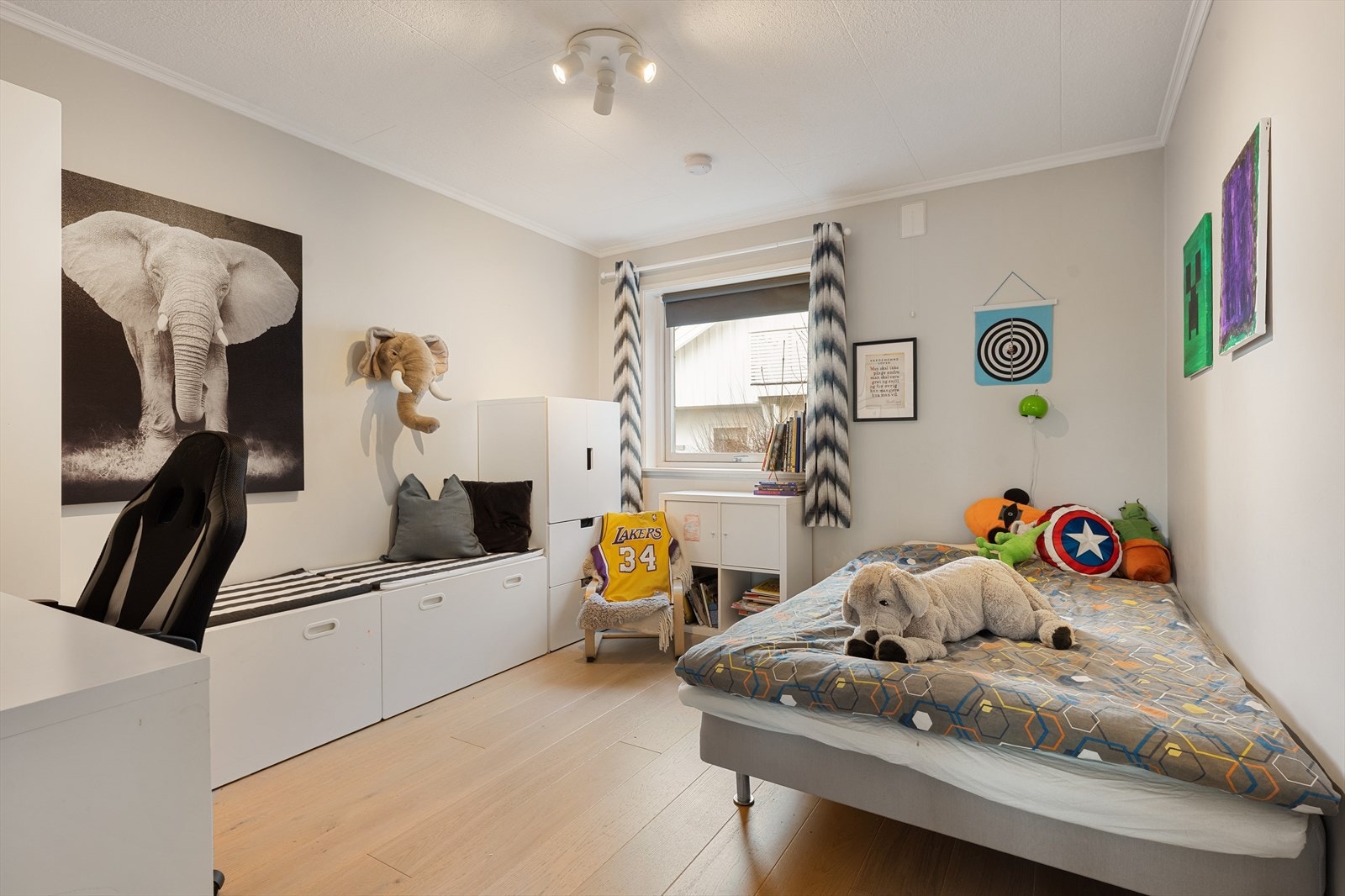 Rommene er av god størrelse med plass til seng og garderobeløsninger. Galleribilde