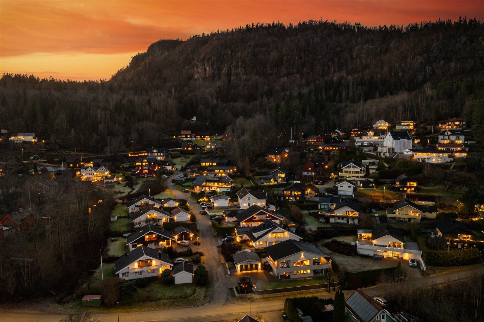 Hvalstad skole for 1.-7. trinn ligger kun ti minutters gange unna, med en trygg skolevei. Galleribilde
