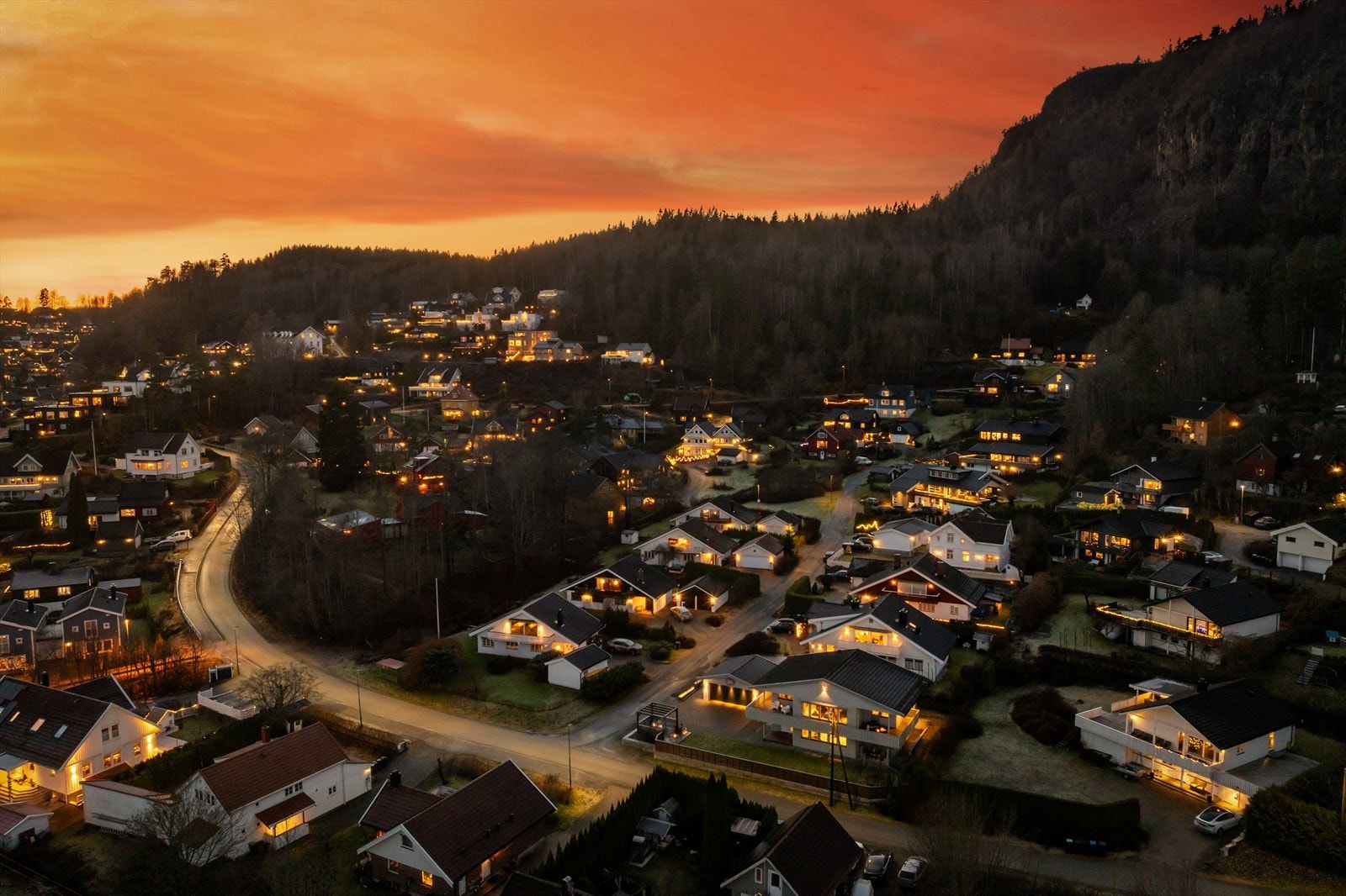 Hvalstad er historisk kjent som Kunstnerdalen , og Asker Museum ligger i nærheten. Galleribilde