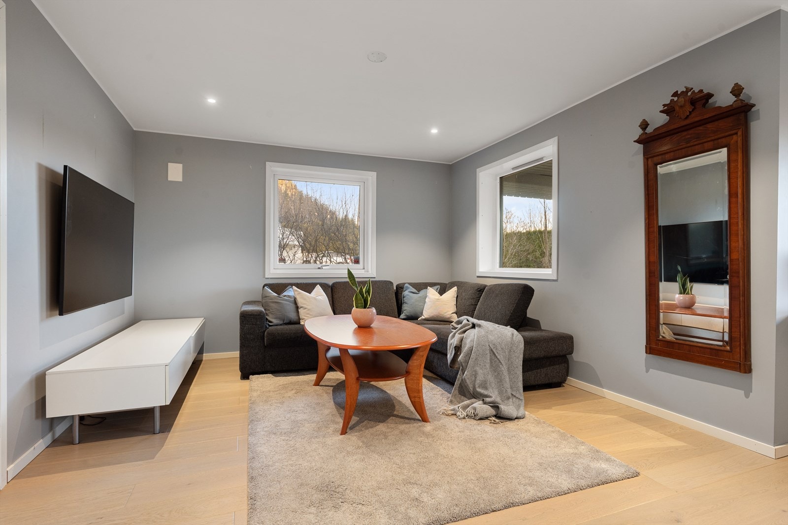 Stuen i underetasjen er et anvendelig rom, ideelt som en ekstra sone for familien. Galleribilde