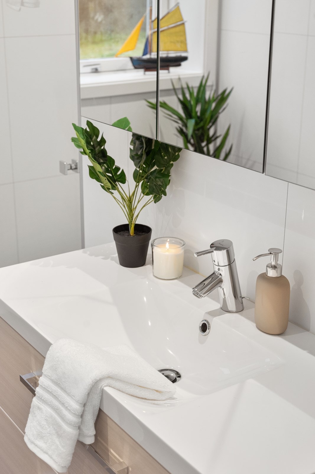 Innredningen består av en servant nedfelt i et moderne underskap. Galleribilde