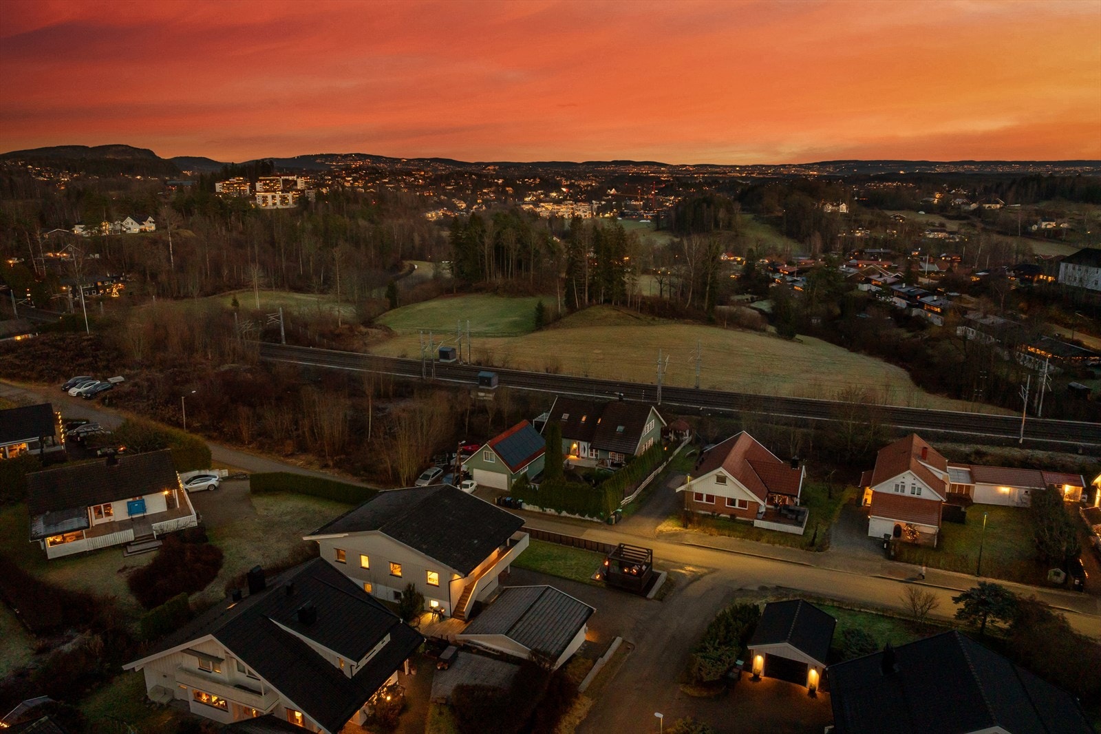 Boligen ligger i rolige og trygge omgivelser, med en overvekt av eneboliger. Galleribilde