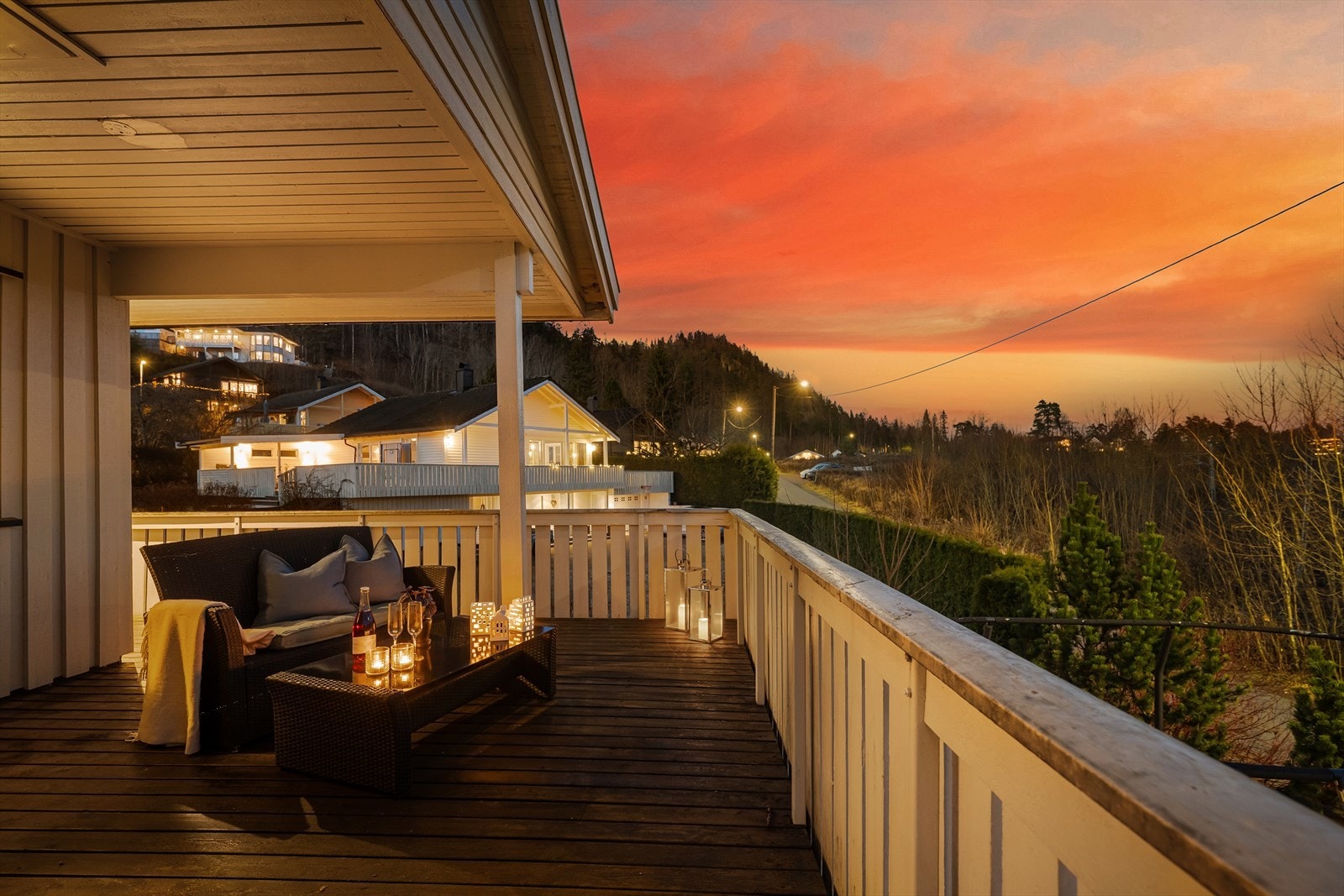 Fra stuen er det utgang til en romslig veranda på hele 54 m². Galleribilde