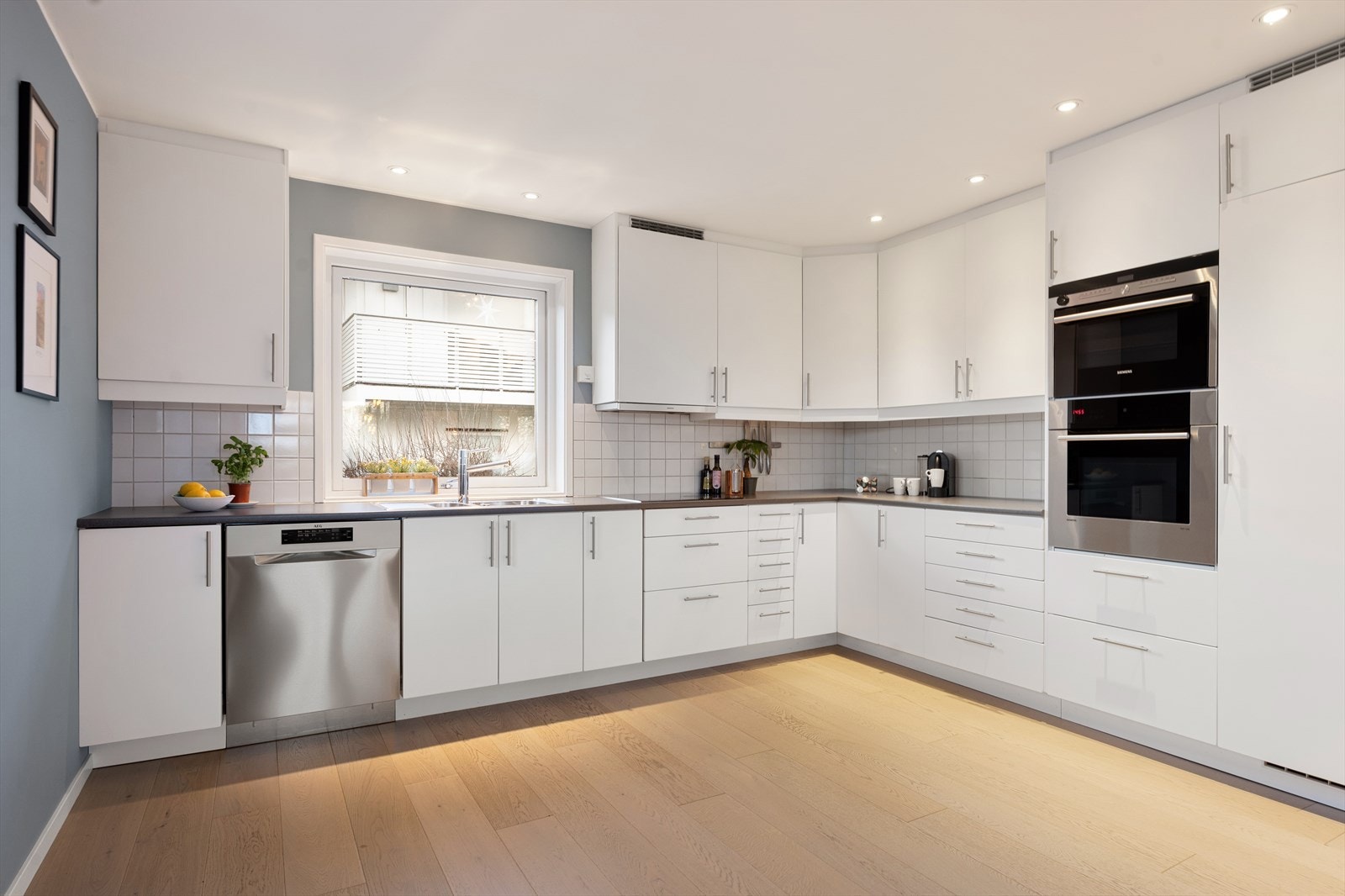 Kjøkkeninnredningen ble fornyet i 2013 og har glatte fronter og rikelig med skapplass. Galleribilde