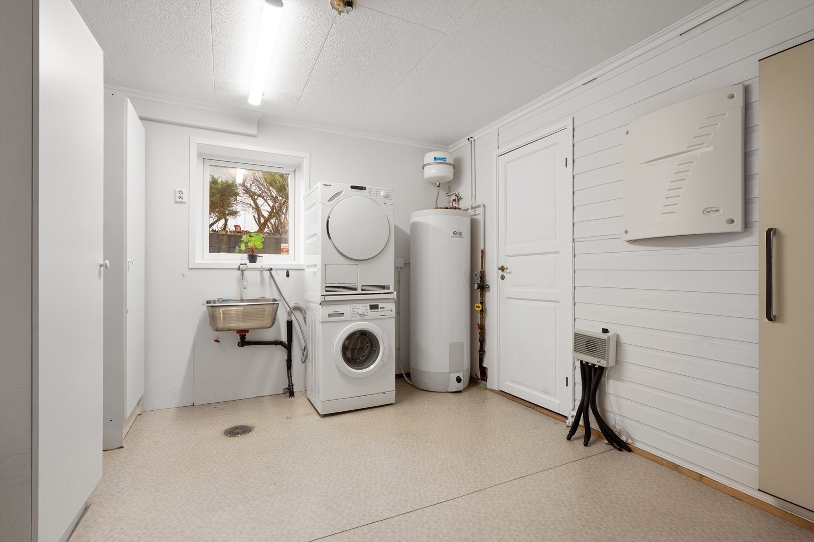 Separat vaskerom med en 300-liters varmtvannsbereder fra 2020 og varmekabler i gulvet. Galleribilde