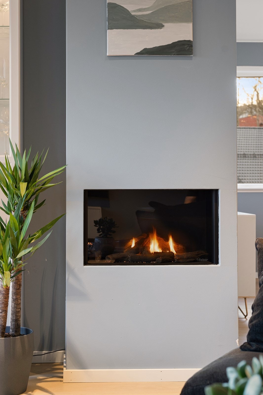 Peisen er elegant integrert og fungerer som et visuelt skille mot spiseplassen. Galleribilde